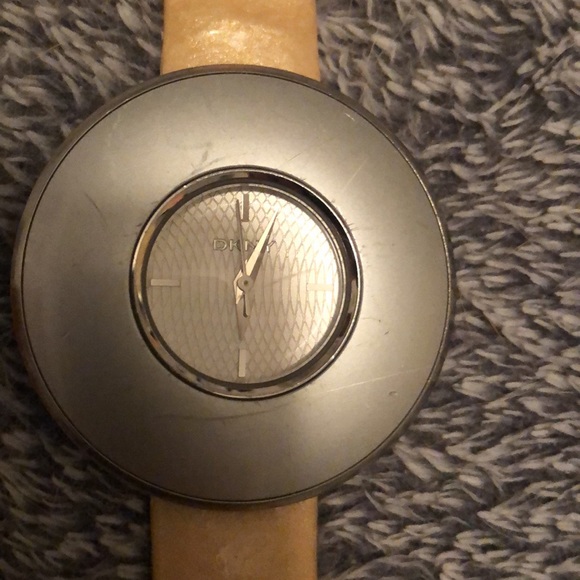 DKNY ladies silver dial, please note scratches bezel vintage, leather strap. - Picture 3 of 3